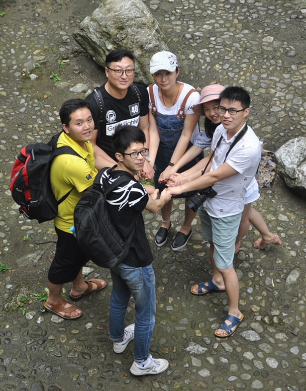 司組織了全體員工赴黑山谷、龍鱗石海風景區(qū)二日游活動